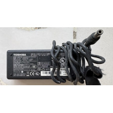 18) Toshiba Adaptor 15V, 4A