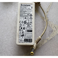 30) Lenovo Adaptor 20V, 2A