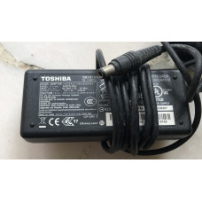 04) Toshiba Adaptor 15V, 4A